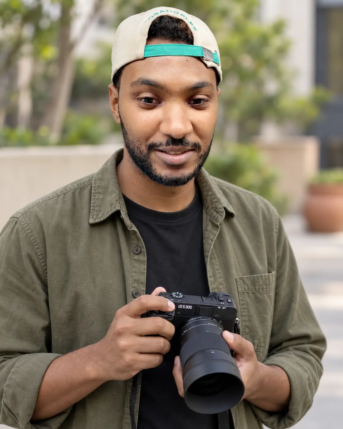 AbdEssamad Ou filming with his Sony a6300 on the street